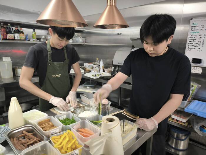 學生認真準備餐點