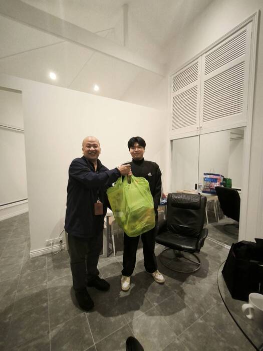 訪視老師帶給同學台灣補給品