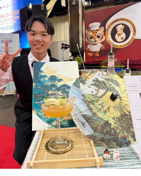 余承穎與得獎作品合影